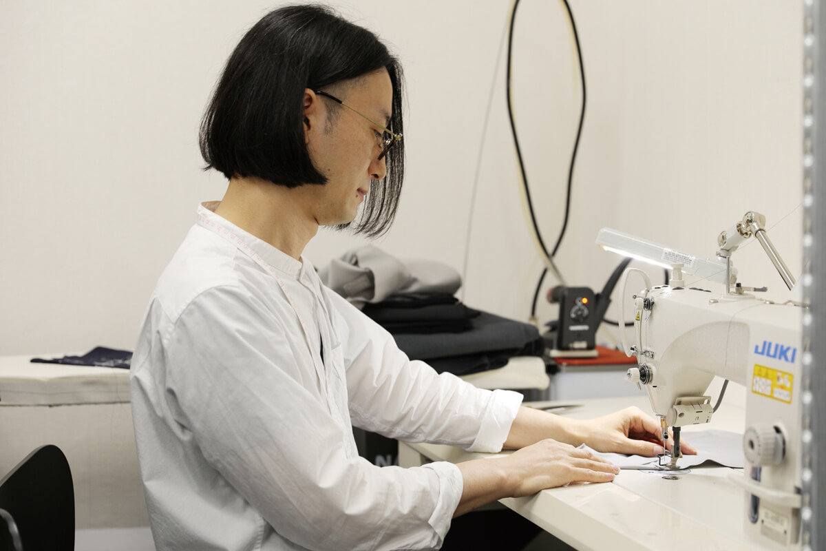 実際の生地を使って、仮縫いをする